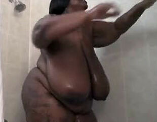 This Yam-sized ebony chick milks in the shower. Her phat
